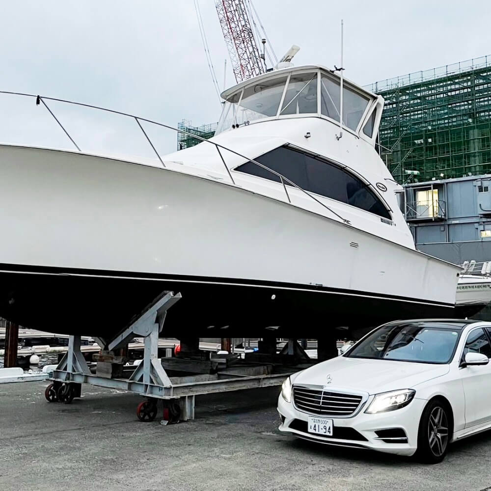 陸揚げしたクルーザーとメルセデス
