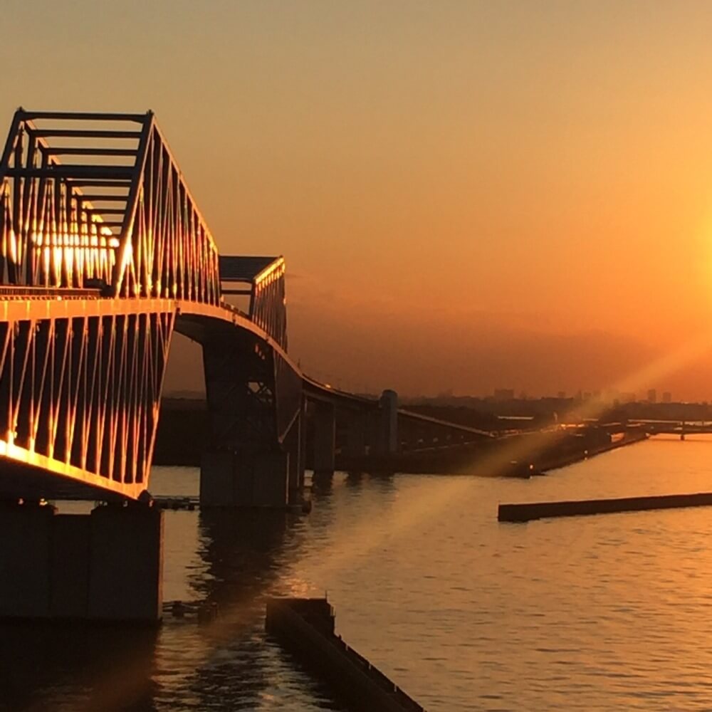 夕暮れ時の東京ゲートブリッジ