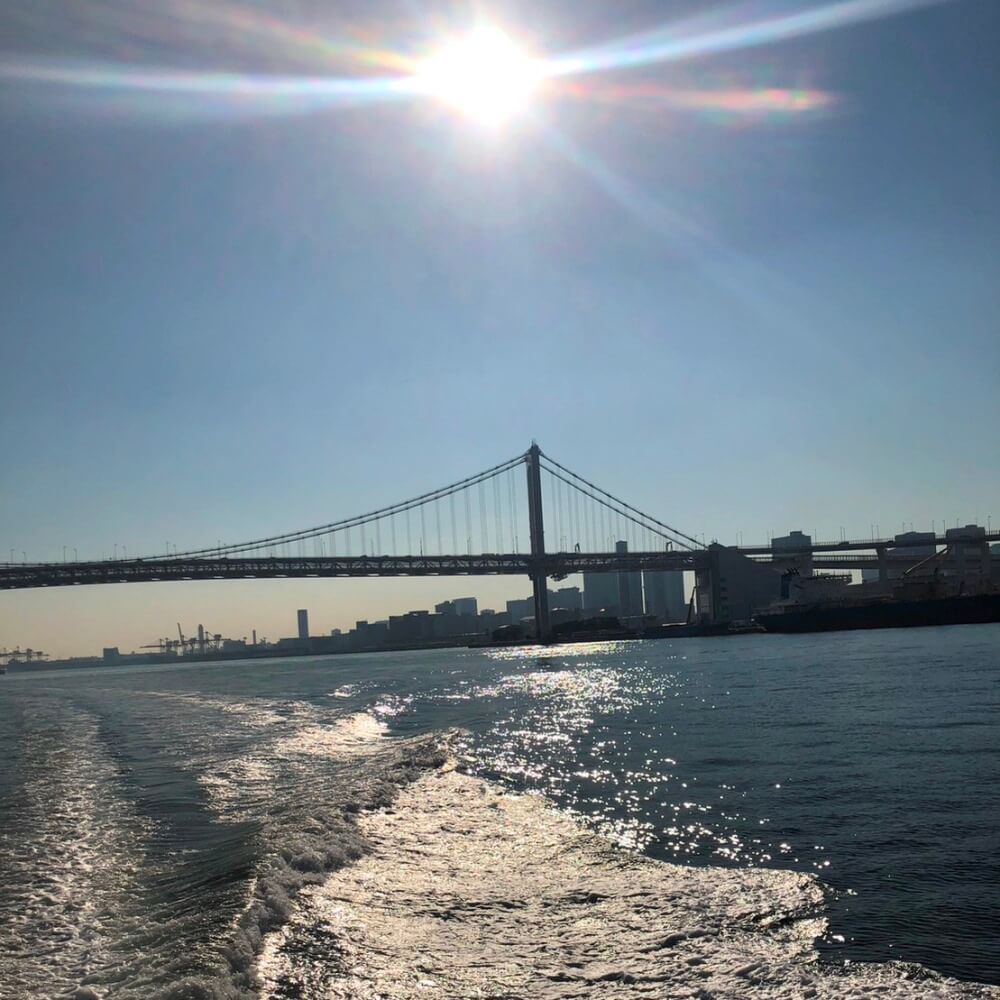 陽射しがまぶしいレインボーブリッジ