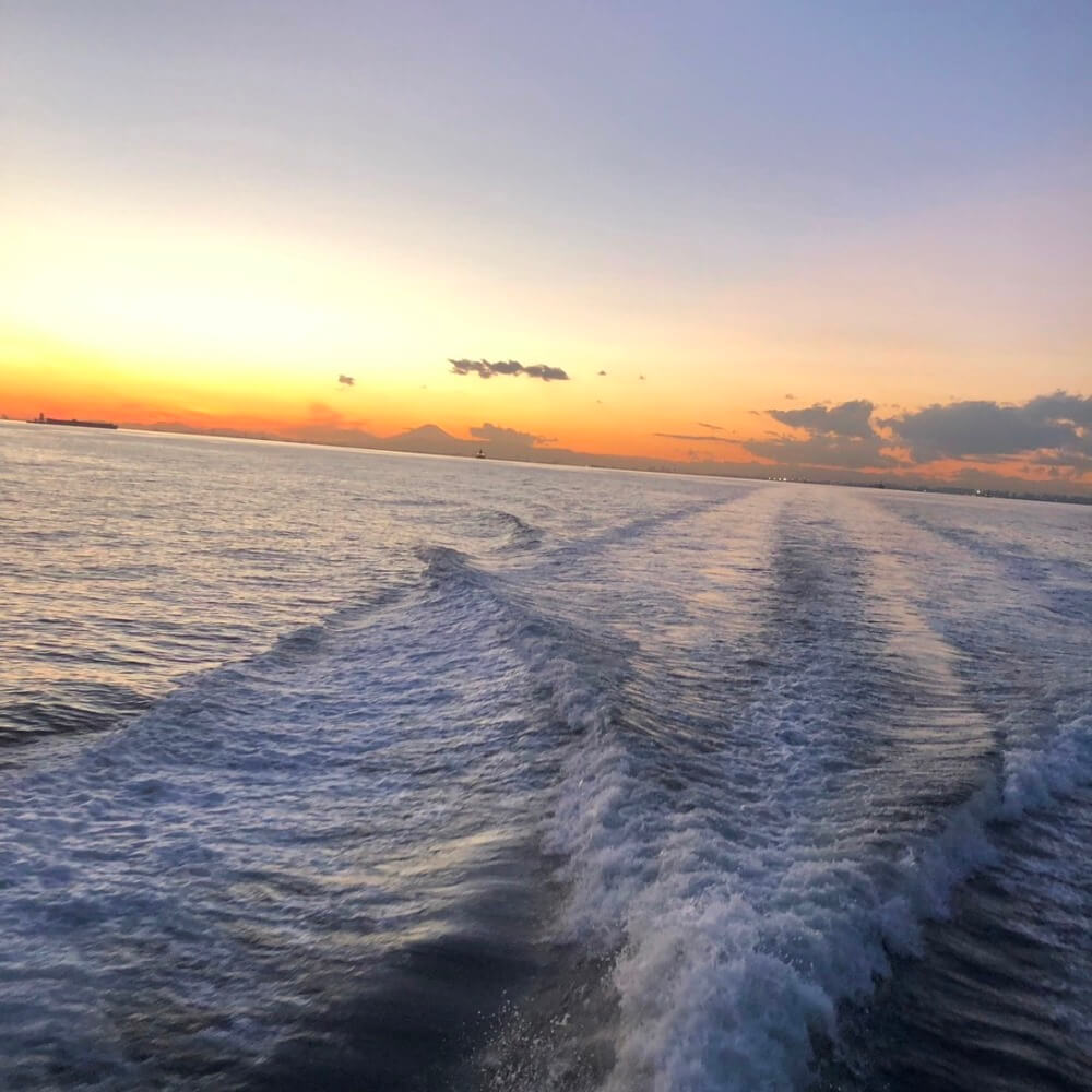 夕陽の海に描かれた引き波